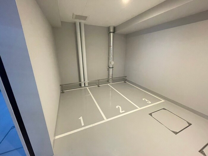 物件外観写真5　(バイク置き場)