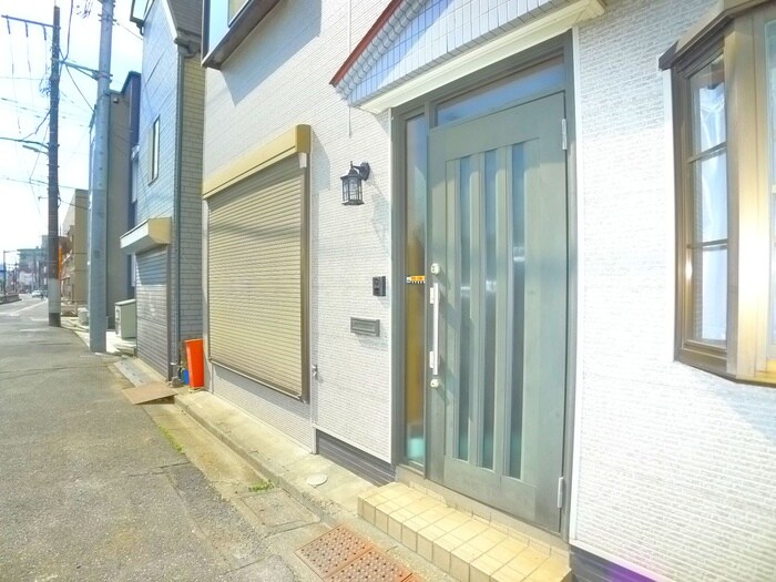 物件外観写真6　(エントランス部分)