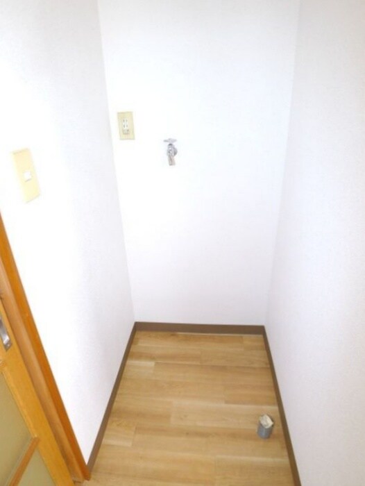 物件内観写真11　(洗濯機置場)
