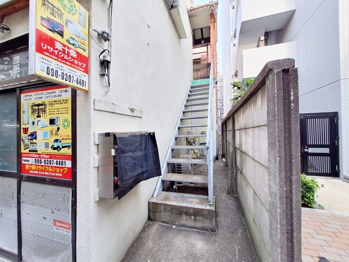 物件外観写真3　(エントランス部分)