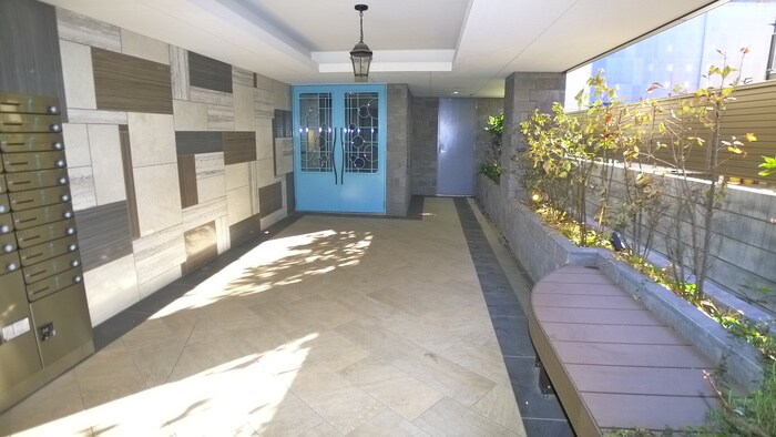 物件外観写真2　(エントランス部分)