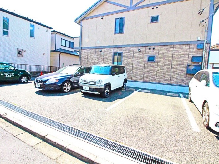 物件外観写真4　(駐車場)