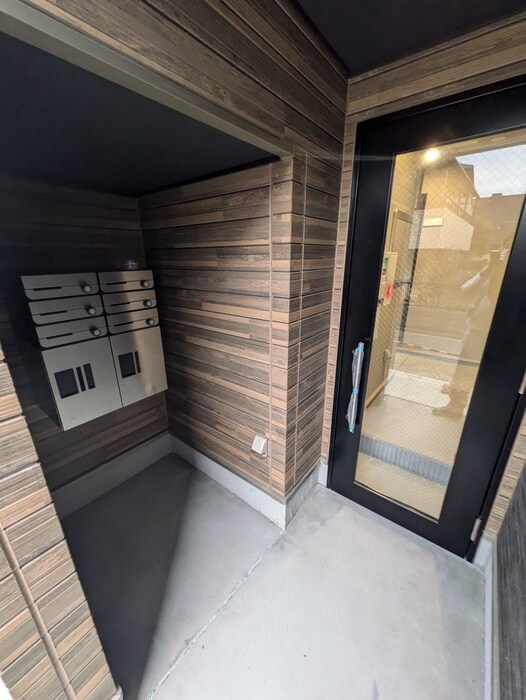 物件外観写真3　(エントランス部分)