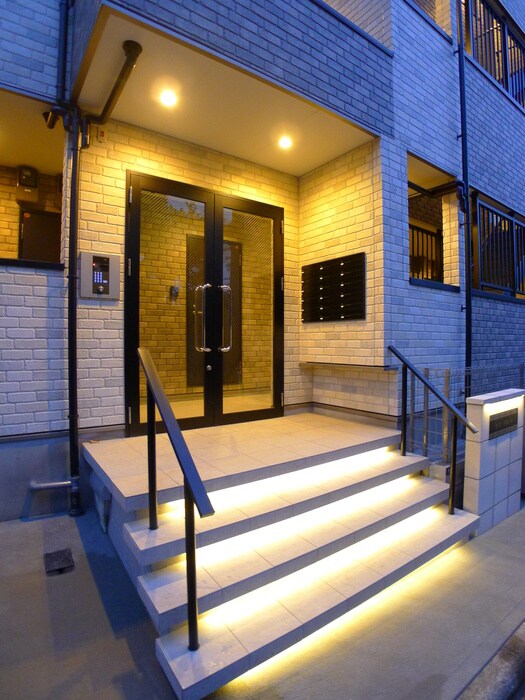 物件外観写真3　(エントランス部分)