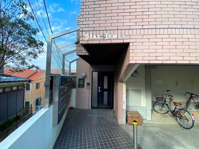 物件外観写真2　(エントランス部分)