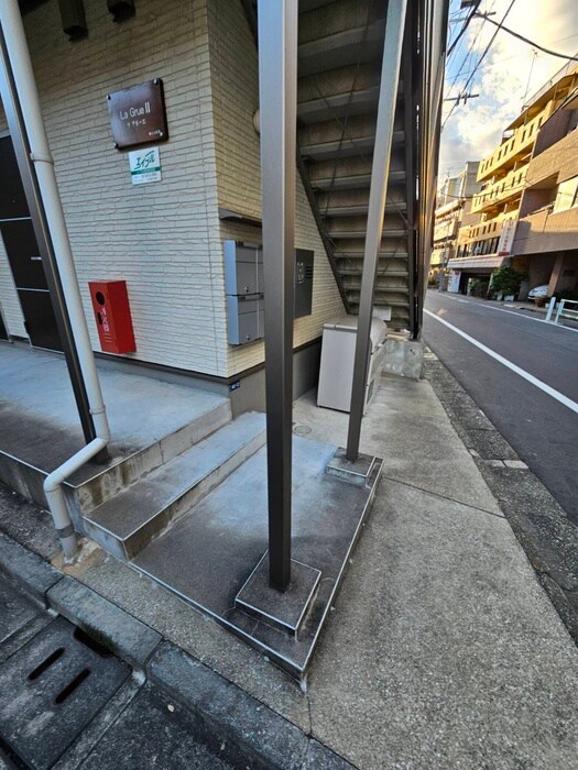 物件外観写真5　(エントランス部分)