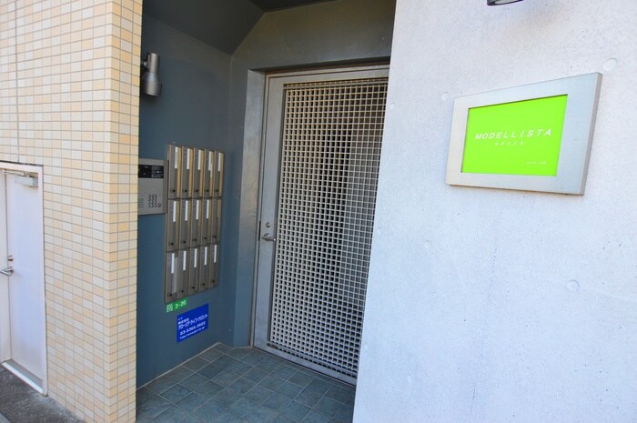 物件外観写真2　(エントランス部分)