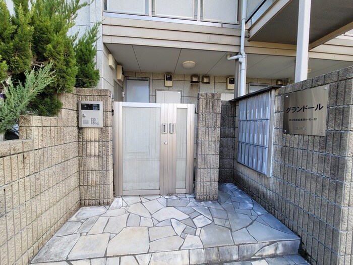 物件外観写真3　(エントランス部分)