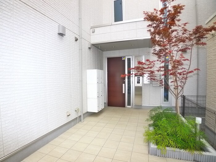 物件外観写真3　(エントランス部分)