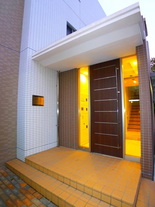 物件外観写真2　(エントランス部分)