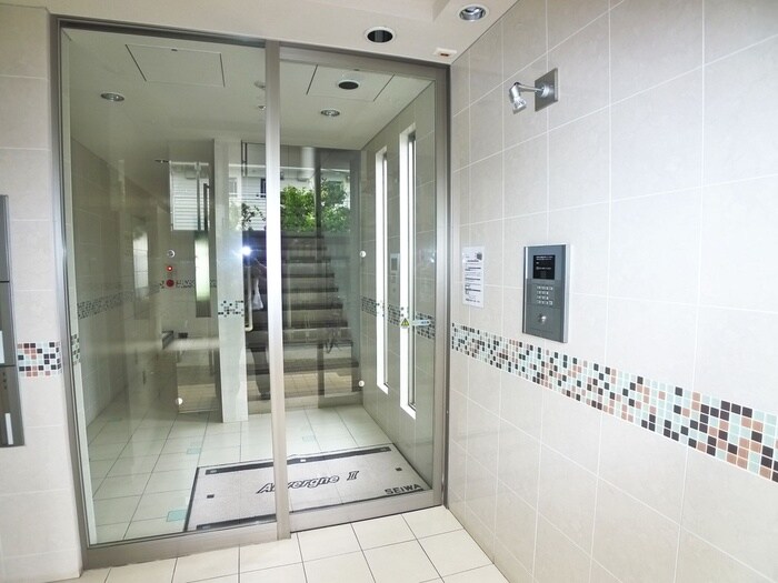 物件外観写真3　(エントランス部分)