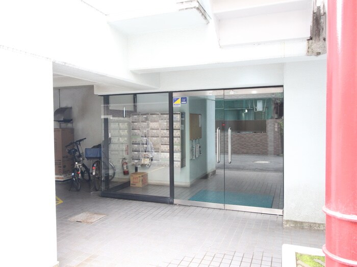 物件外観写真6　(エントランス部分)