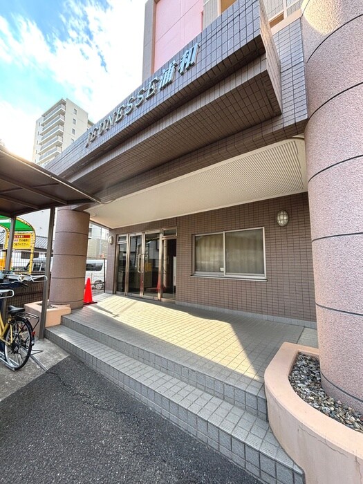 物件外観写真2　(エントランス部分)