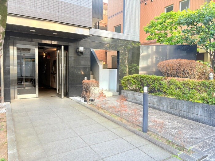 物件外観写真3　(エントランス部分)