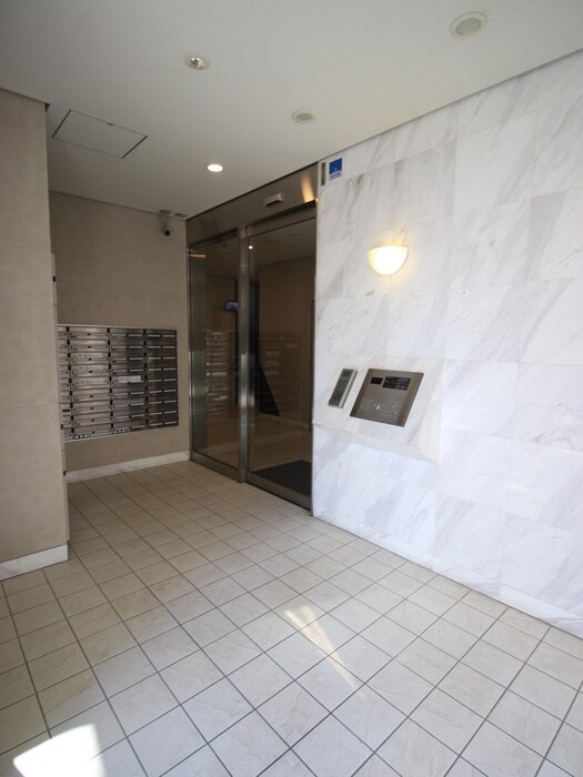 物件外観写真4　(エントランス部分)