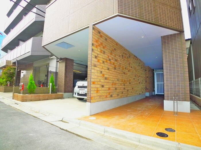 物件外観写真3　(エントランス部分)