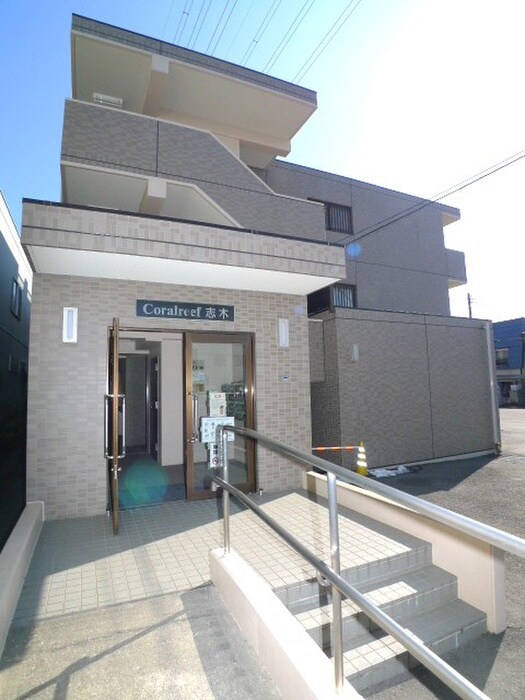 物件外観写真2　(エントランス部分)