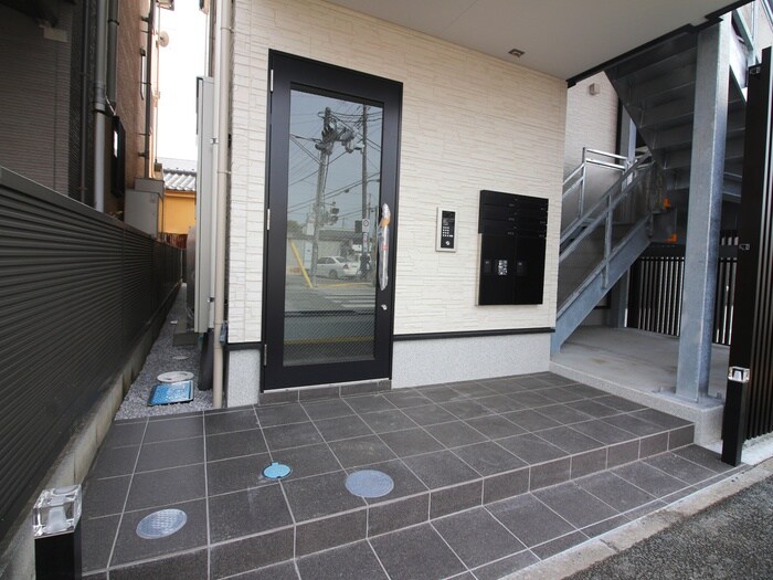物件外観写真2　(エントランス部分)
