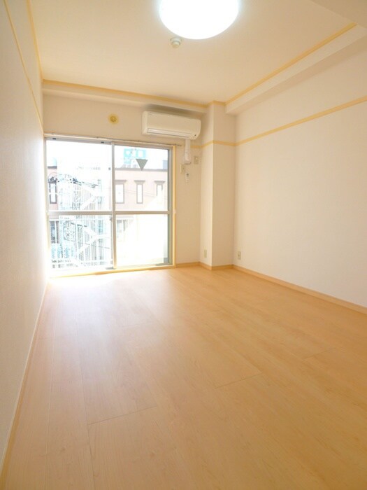 物件内観写真7　(室内からの展望)