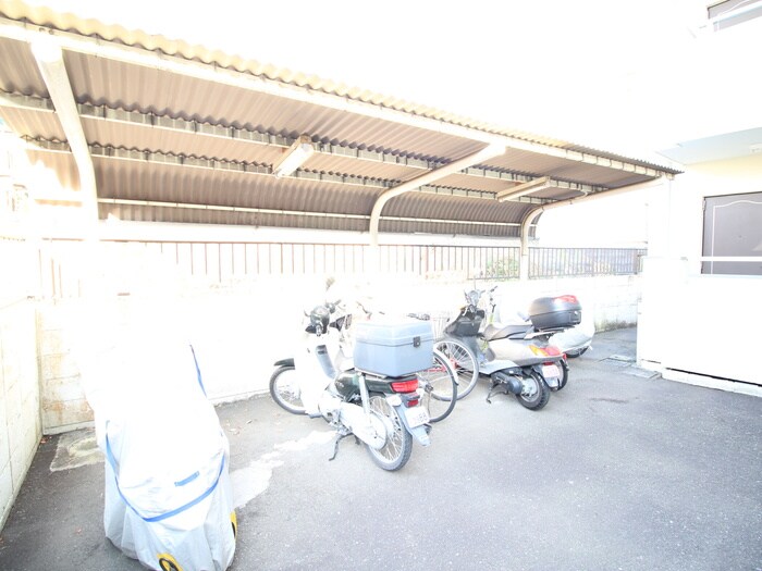 物件外観写真4　(駐輪場)