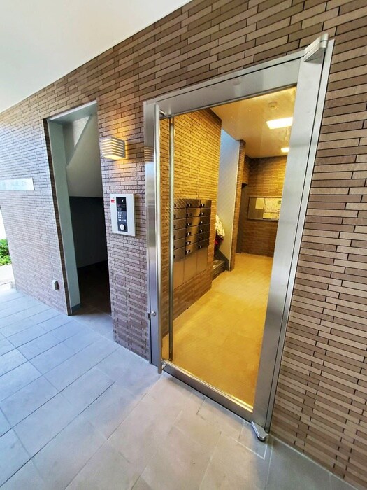 物件外観写真2　(エントランス部分)