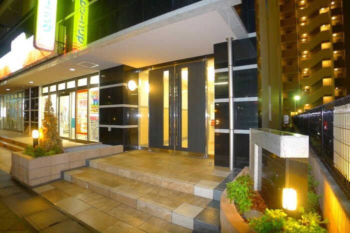 物件外観写真3　(エントランス部分)