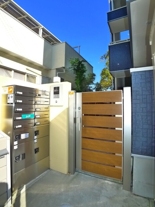 物件外観写真2　(エントランス部分)