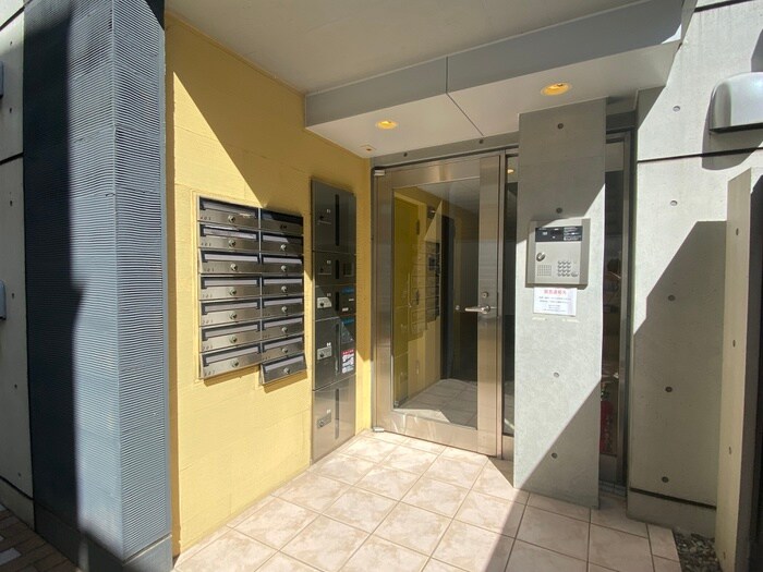 物件外観写真3　(エントランス部分)