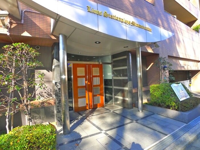 物件外観写真2　(エントランス部分)