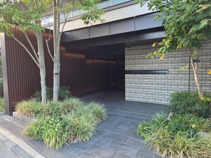 物件外観写真3　(エントランス部分)