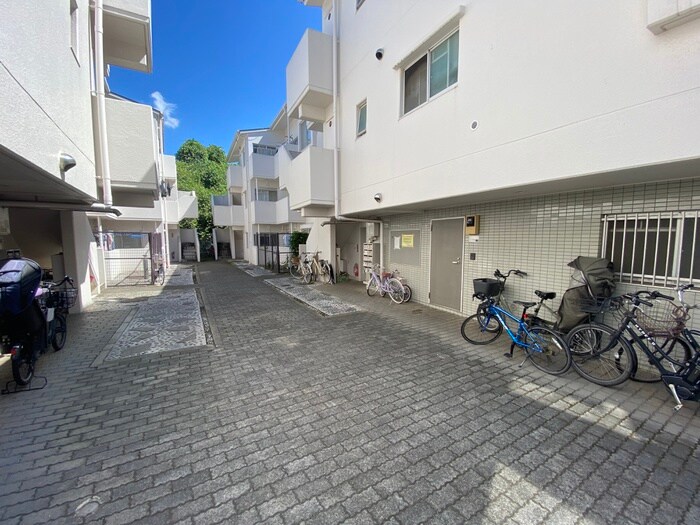 物件外観写真2　(エントランス部分)