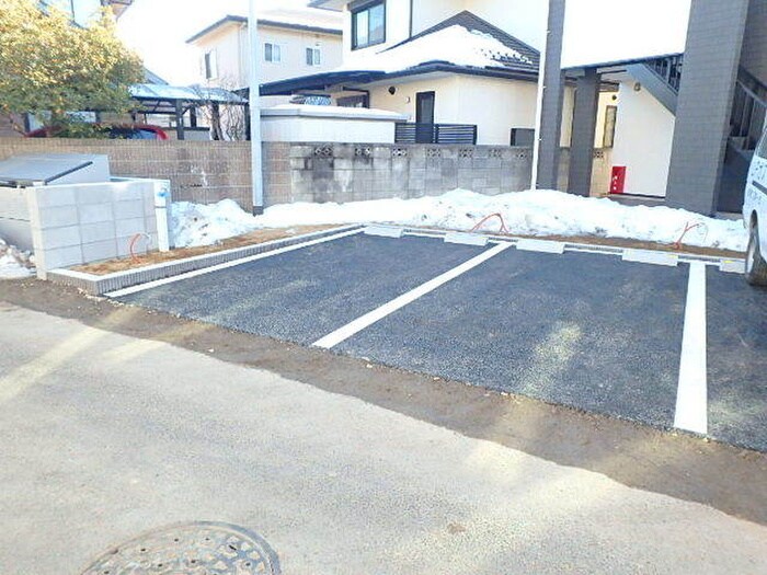 物件外観写真2　(駐車場)