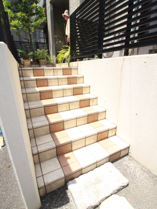 物件外観写真6　(エントランス部分)