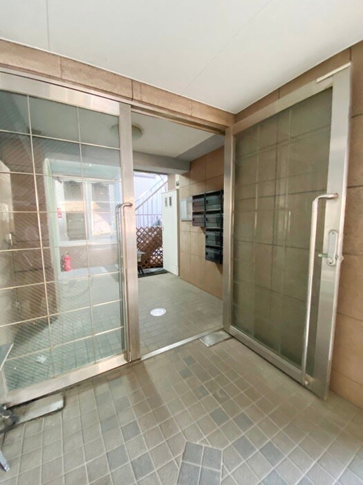 物件外観写真2　(エントランス部分)