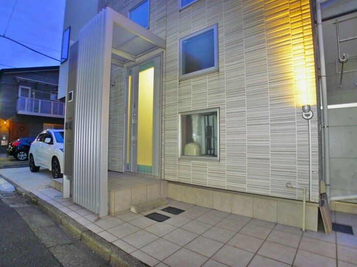 物件外観写真3　(エントランス部分)