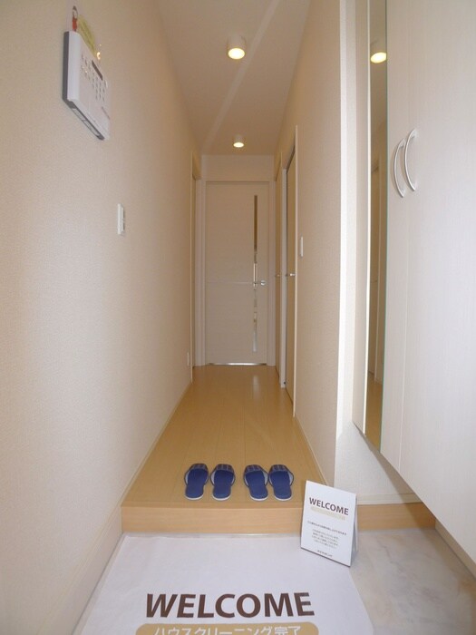 物件内観写真4　(玄関)