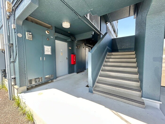 物件外観写真6　(エントランス部分)