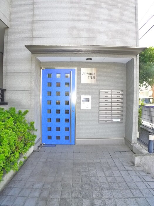 物件外観写真3　(エントランス部分)