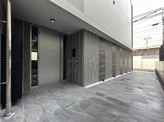 物件外観写真2　(エントランス部分)