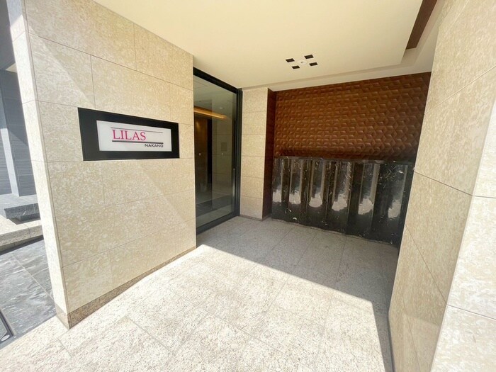 物件外観写真2　(エントランス部分)