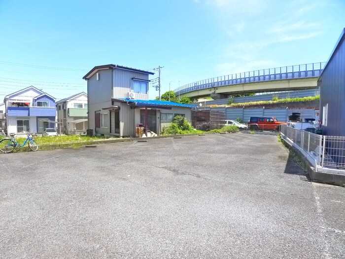 物件外観写真3　(駐車場)