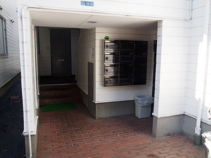 物件外観写真2　(エントランス部分)