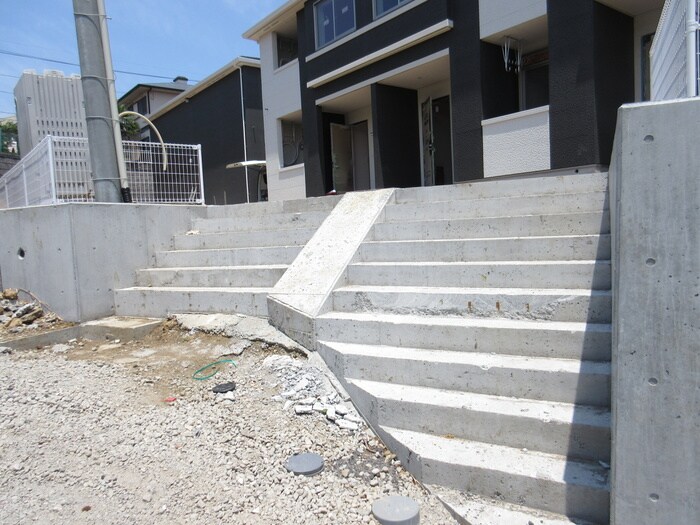 物件外観写真2　(エントランス部分)