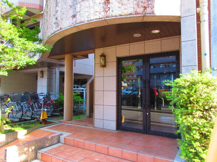 物件外観写真3　(エントランス部分)