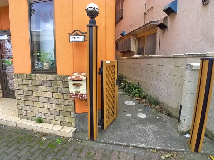 物件外観写真2　(エントランス部分)