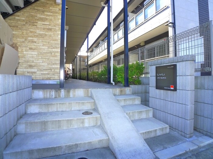 物件外観写真2　(エントランス部分)