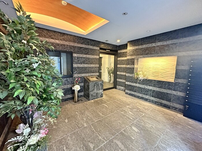 物件外観写真2　(エントランス部分)