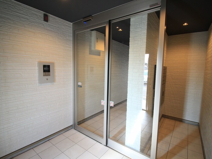 物件外観写真4　(エントランス部分)