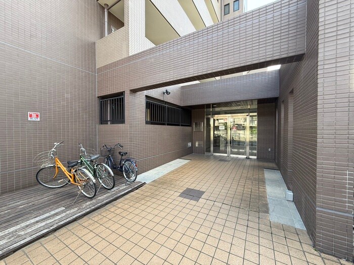 物件外観写真3　(エントランス部分)