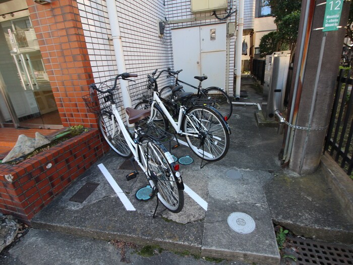 物件外観写真3　(駐輪場)